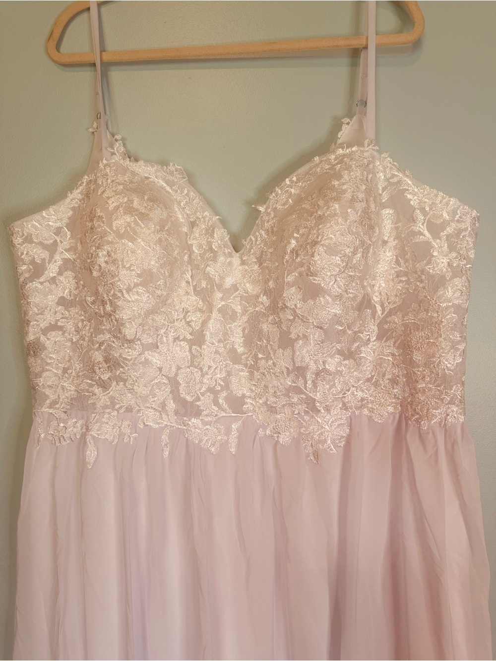 Wedding dress with a pale pink tinge to the skirt size 16-18